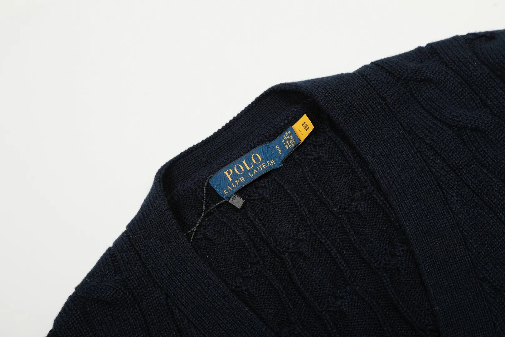 P250 Top quality" Style number: DS113# (not off the shelves all year round) [Ralph Lauren large V-neck solid color pony embroidered logo twist knitted cardigan] ✅Ralph Lauren classic basic versatile goddess style large V-neck knitted cardigan jacket ✅Main supply platform live broadcast Wholesale entities Replenish when out of stock Not off the shelves ✅ZP quality 1:1 version Scan the code to enter the GF website Counter quality ✅Detailed quality is the only one in Guangzhou Imported quality cotton yarn, focusing on high-end, cost-effective, good quality needless to say ✅The version is restored to the original order, the maximum size can be worn up to 160 pounds, loose, comfortable and stress-free ✅The upper body is simple and easy to match, ootd must-have style, good-looking clothes are never picky, a must-have in the goddess' wardrobe. Size: S-XL Color: Black White Gray Light Blue Khaki Pink Yellow Chinese Red Navy Blue White Label Navy Blue Red Label